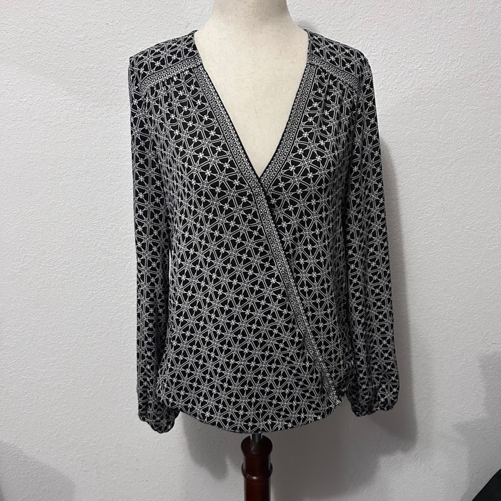 Max Studio V Neck Geometric Women's Blouse Small Black White Long Sleeve